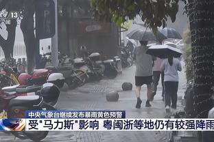 这不去参加个扣篮大赛？詹姆斯赛前热身秀扣篮轻松写意~